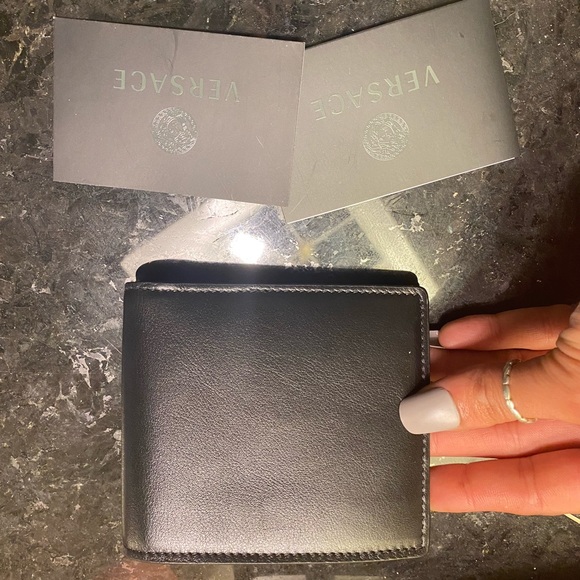 Brand New: VERSACE Leather 'La Medusa' Bifold Wallet - Picture 4 of 5